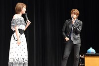 左から本田翼、ポケットに手を入れた宮野真守。