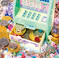 「タッチ認証！ATM型貯金箱」の使用イメージ。