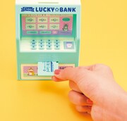 「タッチ認証！ATM型貯金箱」の使用イメージ。