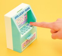「タッチ認証！ATM型貯金箱」の使用イメージ。