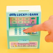 「タッチ認証！ATM型貯金箱」の使用イメージ。