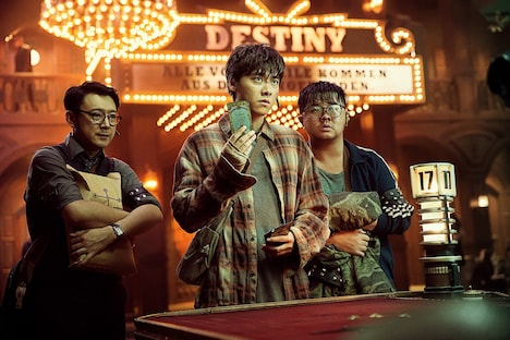 映画「カイジ 動物世界」場面写真。