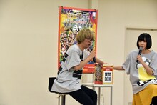 抽選で質問を選ぶ浅野いにお。