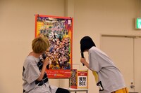 ポスターの中から付き合いたい男性を探す夢眠ねむ（左）。