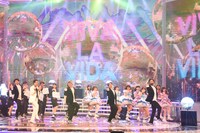 五木ひろし「VIVA・LA・VIDA！～生きてるっていいね！～」のバックで踊るAqours。