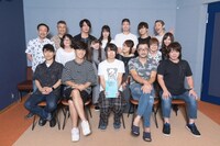 TVアニメ「モブサイコ100 II」アフレコ時の集合写真。前列左から入野自由、櫻井孝宏、伊藤節生、大塚明夫、松岡禎丞。
