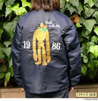 「天空の城ラピュタ コーチジャケット 空の上の冒険」の着用例。