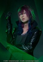 佐々木喜英扮する御芍神紫。