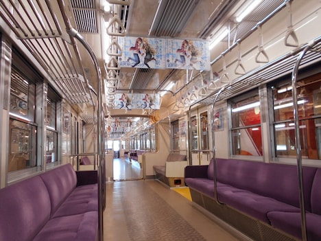 車内広告ジャックが施された遠鉄電車。