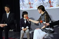 寺田にマイクを向ける小芝風花。