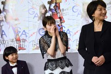 フォトセッションの前に、「シシレオー！」と呼び込む小芝風花（中央）。