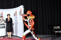 取材陣の前に姿を現し、さっそうとポーズを決めるシシレオー（右）。