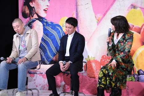 「荒川良々にフルーツの名前を付けるなら?」という質問に「ズッキーニ? あれ? フルーツじゃない? ズッキーニみたいなやつ。うちの息子が大好きなんですよ、ズッキーニ」と答える仲里依紗(右)。