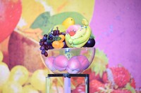 フルーツに紛れるテレビ東京のキャラクター・ナナナ。