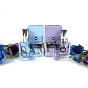 イベント限定商品のオードトワレ。左から六花、アカネ。