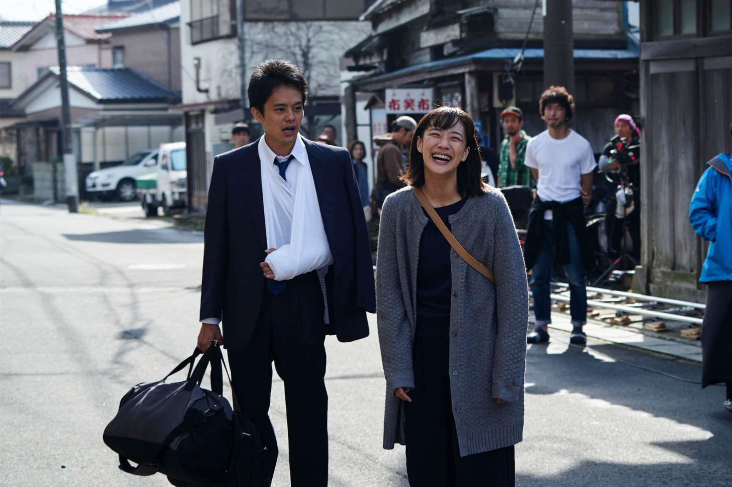 映画「宮本から君へ」メイキングカット。左から池松壮亮扮する宮本浩、蒼井優扮する中野靖子。