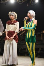 左から大西桃香、飯田里穂。