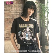 「ジョジョの奇妙な冒険 黄金の風」をモチーフにしたファッションアイテムの着用イメージ。