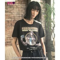 「ジョジョの奇妙な冒険 黄金の風」をモチーフにしたファッションアイテムの着用イメージ。