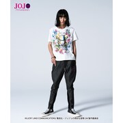 「ジョジョの奇妙な冒険 黄金の風」をモチーフにしたファッションアイテムの着用イメージ。