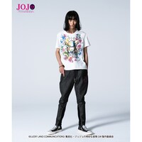 「ジョジョの奇妙な冒険 黄金の風」をモチーフにしたファッションアイテムの着用イメージ。