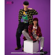 「ジョジョの奇妙な冒険 黄金の風」をモチーフにしたファッションアイテムの着用イメージ。