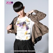 「ジョジョの奇妙な冒険 黄金の風」をモチーフにしたファッションアイテムの着用イメージ。