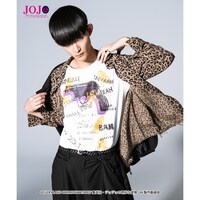 「ジョジョの奇妙な冒険 黄金の風」をモチーフにしたファッションアイテムの着用イメージ。