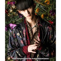 「ジョジョの奇妙な冒険 黄金の風」をモチーフにしたファッションアイテムの着用イメージ。