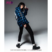 「ジョジョの奇妙な冒険 黄金の風」をモチーフにしたファッションアイテムの着用イメージ。