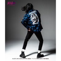 「ジョジョの奇妙な冒険 黄金の風」をモチーフにしたファッションアイテムの着用イメージ。