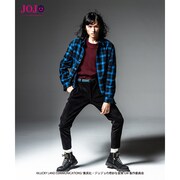 「ジョジョの奇妙な冒険 黄金の風」をモチーフにしたファッションアイテムの着用イメージ。