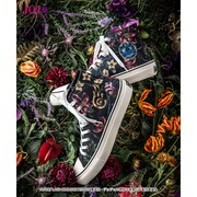 「ジョジョの奇妙な冒険 黄金の風」をモチーフにしたファッションアイテムの着用イメージ。