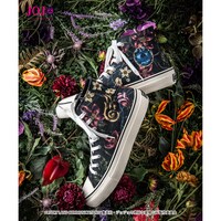 「ジョジョの奇妙な冒険 黄金の風」をモチーフにしたファッションアイテムの着用イメージ。