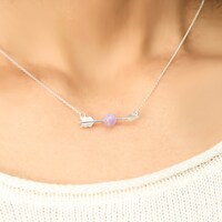 四魂の玉モデルのネックレス使用イメージ。