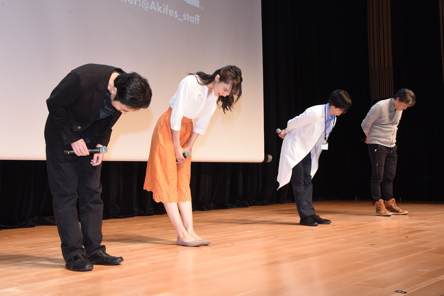 左から蜂須賀健太郎、井桁弘恵、下野紘、大橋孝史。
