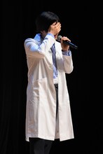 頭を抱える下野紘。