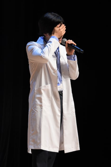 頭を抱える下野紘。