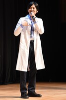 電話をかけるジェスチャーをする下野紘。