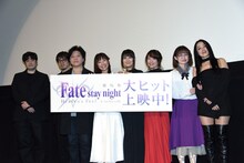 劇場版「『Fate/stay night[Heaven's Feel]』II.lost butterfly」舞台挨拶の様子。左から須藤友徳監督、近藤光プロデューサー、衛宮士郎役の杉山紀彰、間桐桜役の下屋則子、セイバーオルタ役の川澄綾子、遠坂凛役の植田佳奈、イリヤスフィール・フォン・アインツべルン役の門脇舞以、ライダー役の浅川悠。