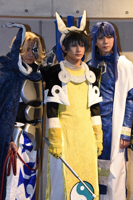 左から聞仲役の畠中洋、太公望役の橋本祥平、楊ゼン役の安里勇哉。