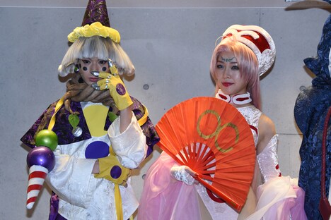 左から申公豹役の大平峻也、妲己役の石田安奈。