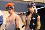 左からナタク役の輝山立、黄天化役の陳内将。