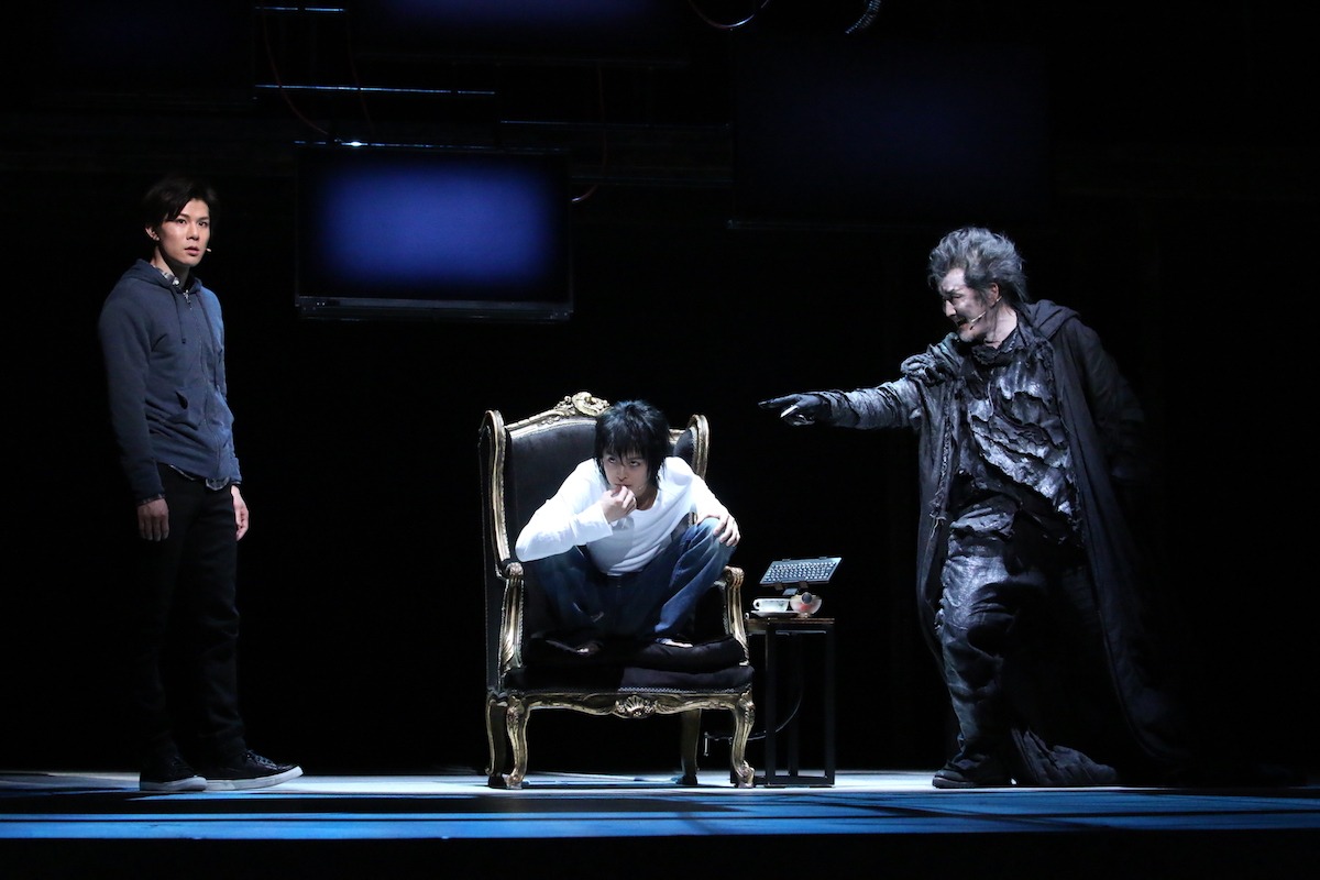2015年に上演された「デスノート THE MUSICAL」より。左から柿澤勇人演じる夜神月、小池徹平演じるL、吉田鋼太郎演じる死神リューク。(c)大場つぐみ・小畑健／集英社
