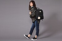 折原臨也モデルのリュックの使用イメージ。