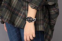 折原臨也モデルの腕時計の使用イメージ。
