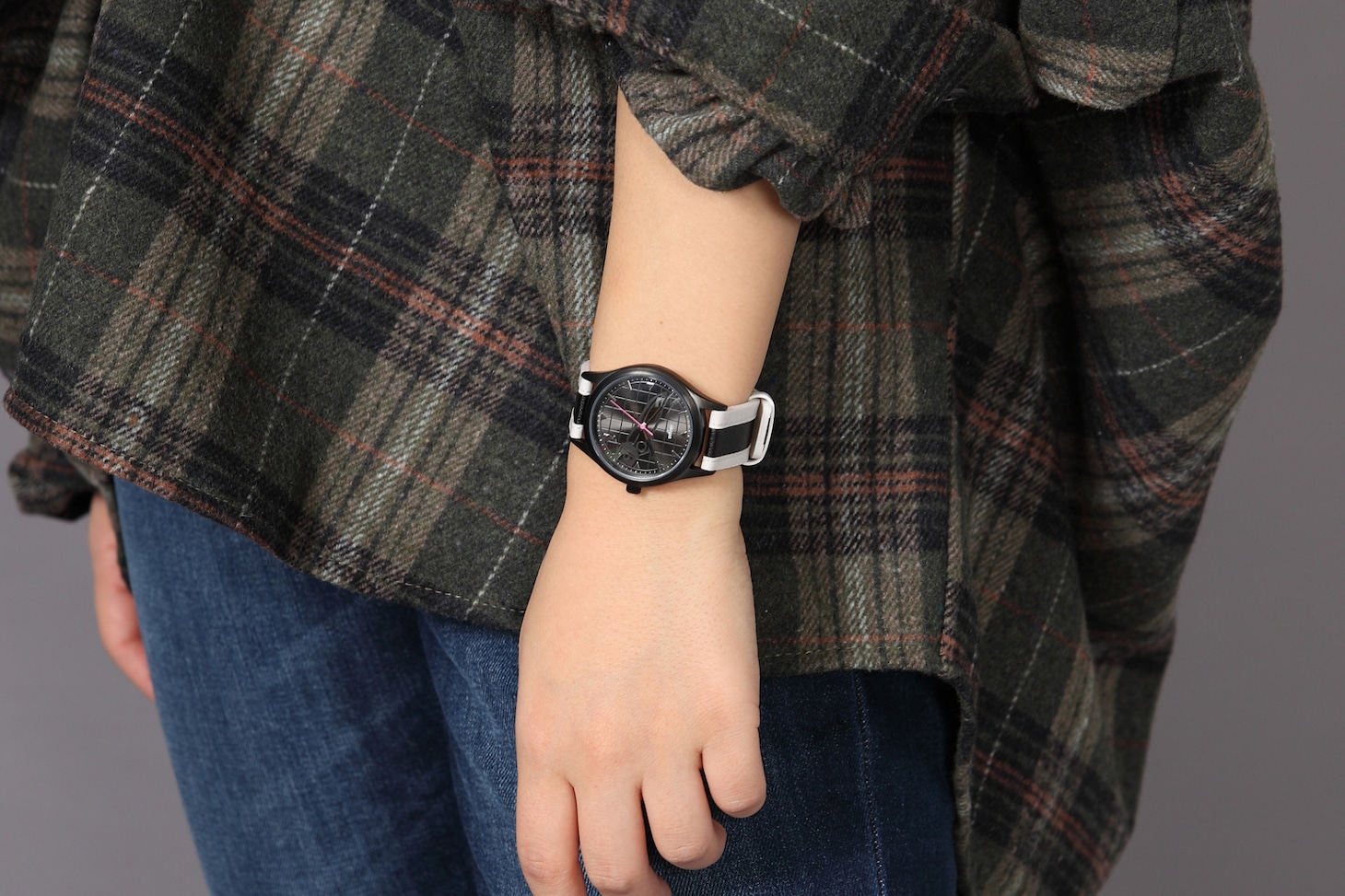 折原臨也モデルの腕時計の使用イメージ。