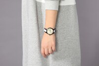 平和島静雄モデルの腕時計の使用イメージ。