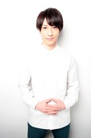 九泉晴人役の鈴木拡樹。