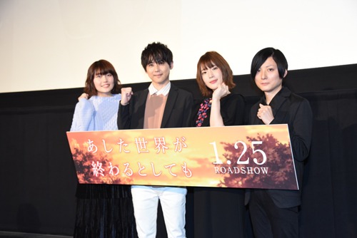 左からコトコ役の千本木彩花、真役の梶裕貴、琴莉役の内田真礼、櫻木優平監督。